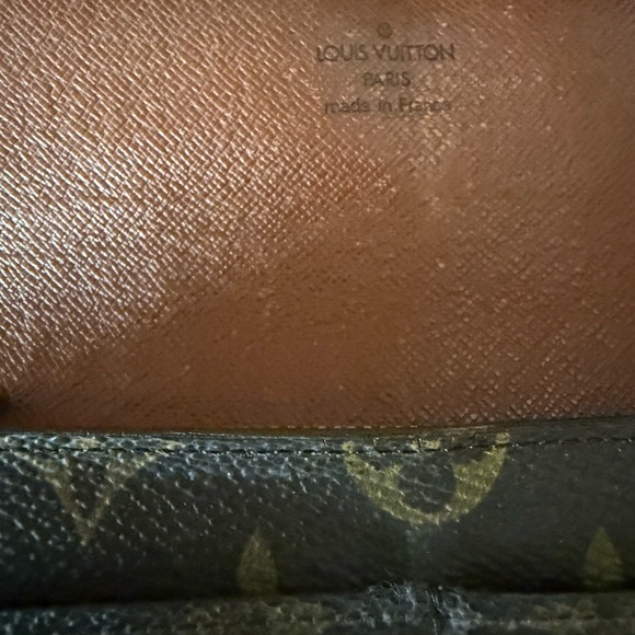 Louis Vuitton Monogram Sarah Wallet – Vintage Classic in Fair Condition - Picture 7 of 14